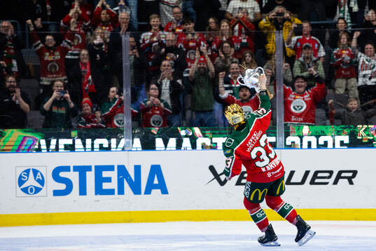 Frölundas Michelle Karvinen jublar med pokalen