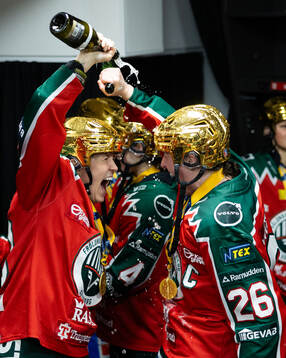 Frölundas Michelle Karvinen och Hanna Olsson  jublar i