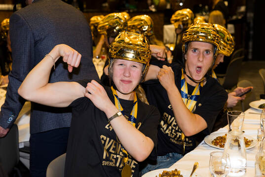 Frölundas målvakt Maja Helge och Edit Danielsson på
