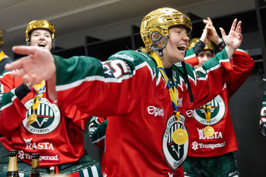 Frölundas Paula Bergström firar i omklädningsrummet