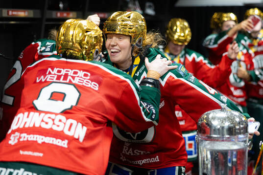 Frölundas Paula Bergström och Alva Johnsson  jublar i