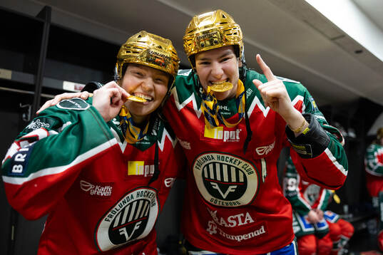 Frölundas Paula Bergström och Alva Johnsson jublar i