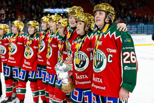 Frölundas Michelle Karvinen och Hanna Olsson sjunger