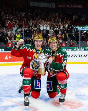 Frölundas Alva Johnsson och Paula Bergström jublar med