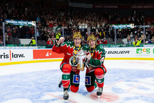 Frölundas Alva Johnsson och Paula Bergström jublar med