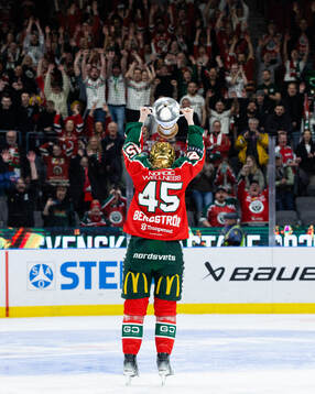 Frölundas Paula Bergström jublar med pokalen