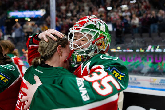 Frölundas Emilia Bergeby Hallbeck och målvakt Stephanie