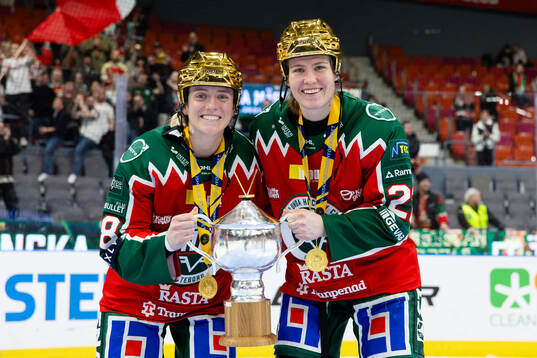 Frölundas Sydney Brodt och Andrea Dalen jublar med pokalen