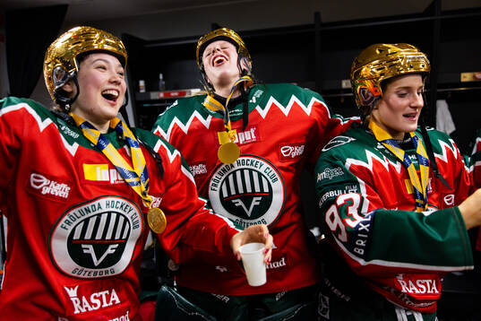 Frölundas Ebba Westerlind, målvakt Maja Helge och Nellie