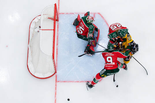 Frölundas Alva Johnsson och Paula Bergström stoppar