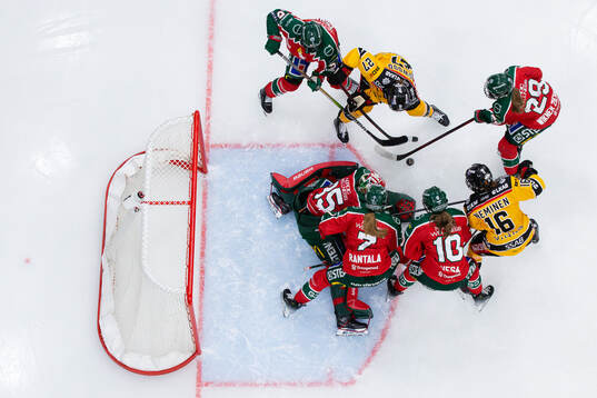 Luleås Jaycee Magwood och Petra Nieminen mot Frölundas