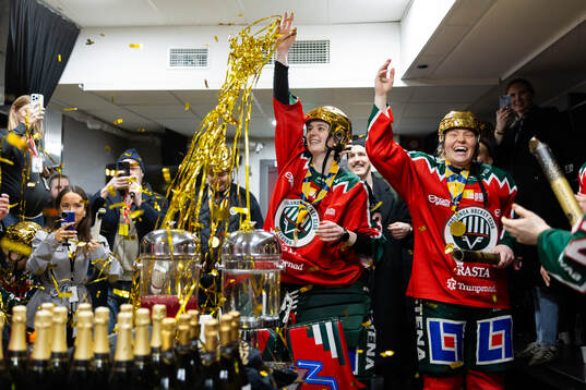 Frölundas målvakt Stephanie Neatby och Paula Bergström