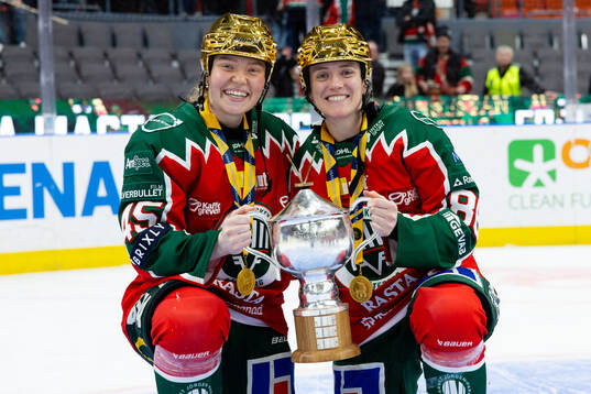 Frölundas Paula Bergström och Sydney Brodt med pokalen
