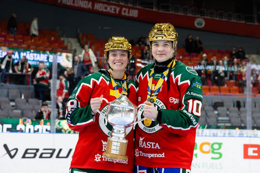 Frölundas Sydney Brodt och Emilia Vesa med pokalen
