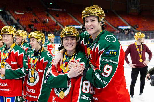 Frölundas Sydney Brodt och Alva Johnsson firar