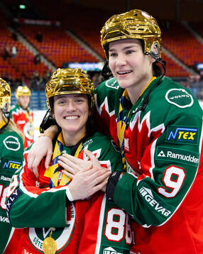 Frölundas Sydney Brodt och Alva Johnsson firar