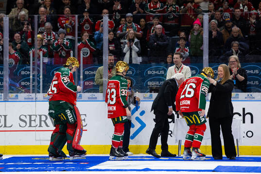 Frölundas målvakt Stephanie Neatby, Michelle Karvinen och