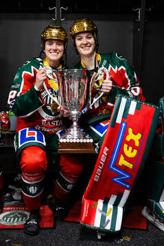 Frölundas Sydney Brodt och målvakt Stephanie Neatby