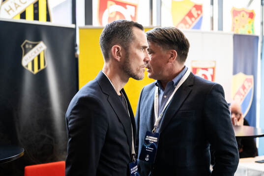 BK Häckens fotbollschef Martin Ericsson och Djurgårdens sportchef Bosse Andersson