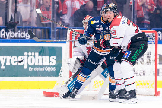 Växjös Marcus Sylvegård mellan Örebros målvakt Jonas