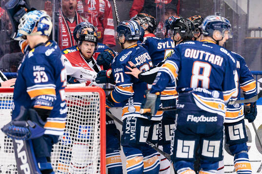 Örebros Kalle Kossila i gruff med Växjös Brian Cooper