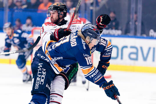 Växjös Marcus Sylvegård tacklar Örebros Ludvig Larsson