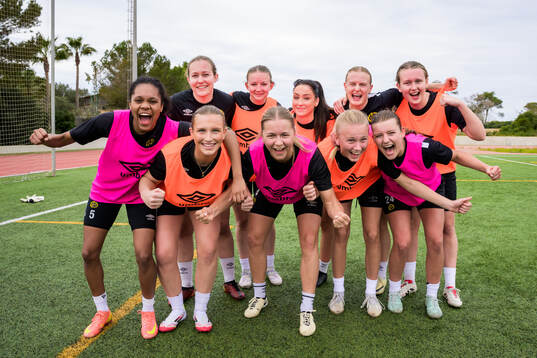 Spelarna poserar för en gruppbild