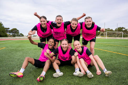 Jennifer Brinck, Alice Broman, fotbollsansvarig Jenny Holm, Elin Flakberg, Vanessa Lopez, Alice Broman och Tea Skoglund poserar för en gruppbild
