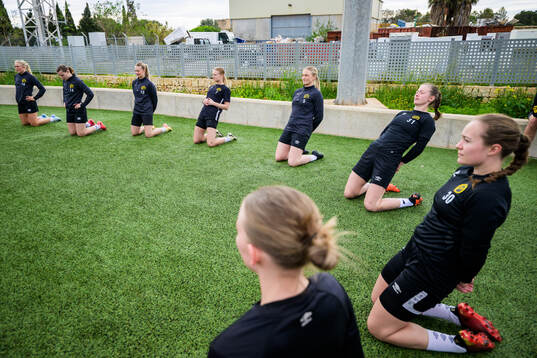Spelarna stretchar