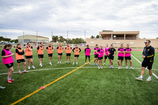 Spelarna samlas runt tränare Ismet Tursic