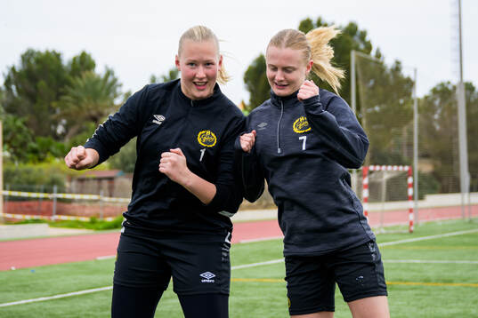 Målvakt Tilda Torstensson och Hanna Jiozon