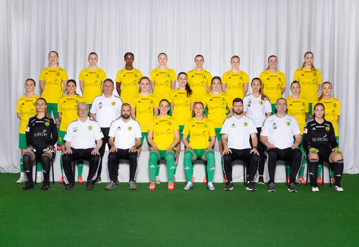  Moa Ekmyr Garpenbäck, Nellie Karlsson, Soliana Yonas Katzay, Leia Aglert, Mathilda Lindström, Johanna Dimberg, Andrea Thorisson, Moa Liwendahl. Mittenledet från vänster: Kornelia Starczynska, Amanda Frank, Sportchef José Salomon, Lova Sjölund, Milica Babic, Alexandra Myrestam, Naprapat Felicia Geust, Antonia Jalkinger, Amanda Bergström. Sittande från vänster: Ella Wilson, Administratör Göran Fagerström, Huvudtränare Zaheer Aslam, Lovisa Norrby, Julia Laukström, Assisterande tränare Christian Patsouras, Lagledare Jonas Malmgren, Lovisa Fock. Editors note: Bilden är retuscherad.