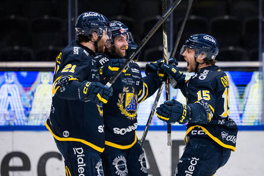 Södertäljes Sebastian Dyk jublar med Nolan Stevens och