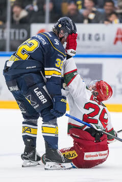 HV71s Oscar Engsund och Modos Mikkel Aagaard