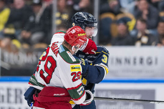 Modos Mikkel Aagaard och HV71s Oscar Engsund