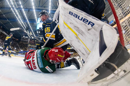 Modos Mikkel Aagaard och HV71s Mikael Seppälä