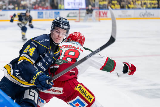 HV71s Oscar Fisker Molgaard och Modos Johan Södergran