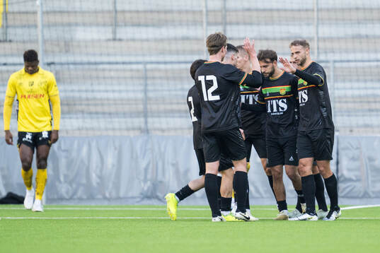 GAISs Edvin Becirovic och Gustav Lundgren jublar efter 0-2