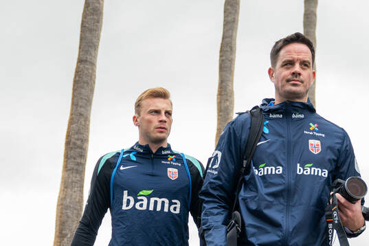 Sondre Langås and Terje Skeie, content producer of the Norwegian national football team, ahead of a training session on March 20, 2025 in Marbella.