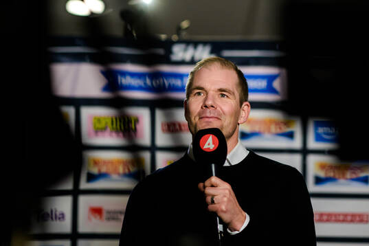 Färjestads tränare Thomas Mitell blir intervjuad