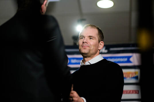 Färjestads tränare Thomas Mitell blir intervjuad