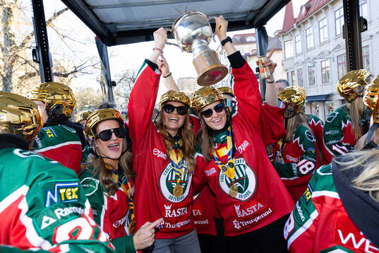 Frölundas Nellie Svensson, Paula Bergström och Andrea