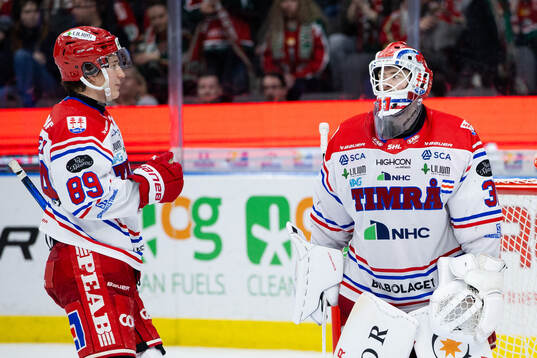 Timrås Oliver Kapanen och målvakt Tim Juel jublar