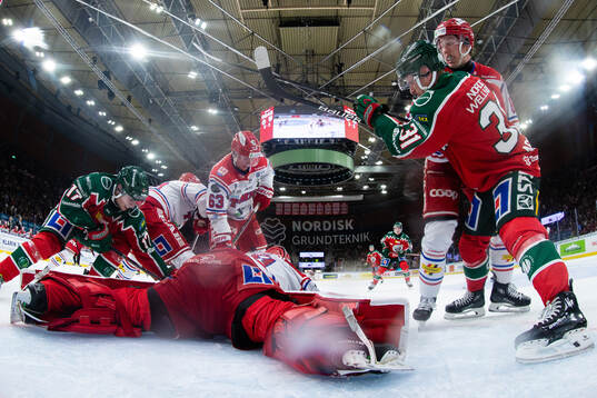 Timrås målvakt Tim Juel blockerar pucken