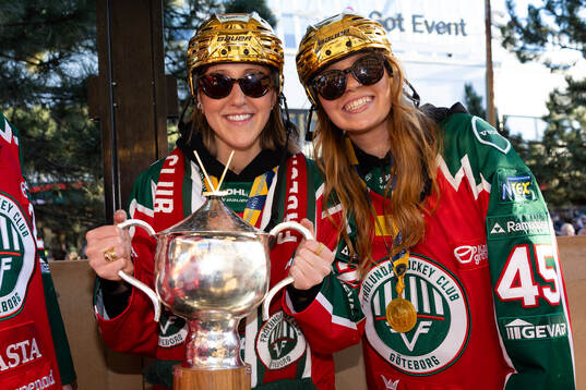 Frölundas Hanna Olsson och Paula Bergström  poserar med