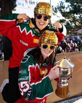 Frölundas Michelle Karvinen och målvakt Stephanie Neatby