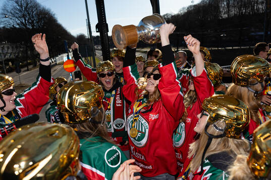 Frölundas Paula Bergström med pokalen