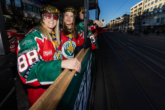 Frölundas Sydney Brodt och Emilia Vesa