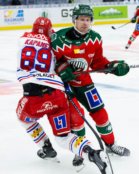 Frölundas Nicklas Lasu tacklar Timrås Oliver Kapanen