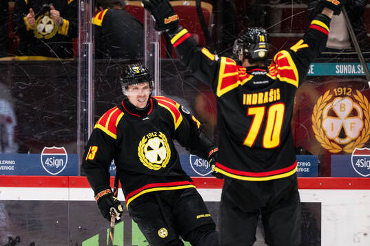 Brynäs Jakob Silfverberg jublar och Miks Indrasis jublar